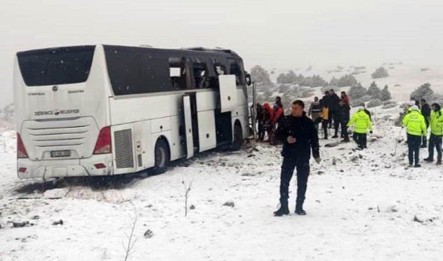 Son Dakika Karsta kontrolden çıkan yolcu otobüsü kaza yaptı Ölü ve