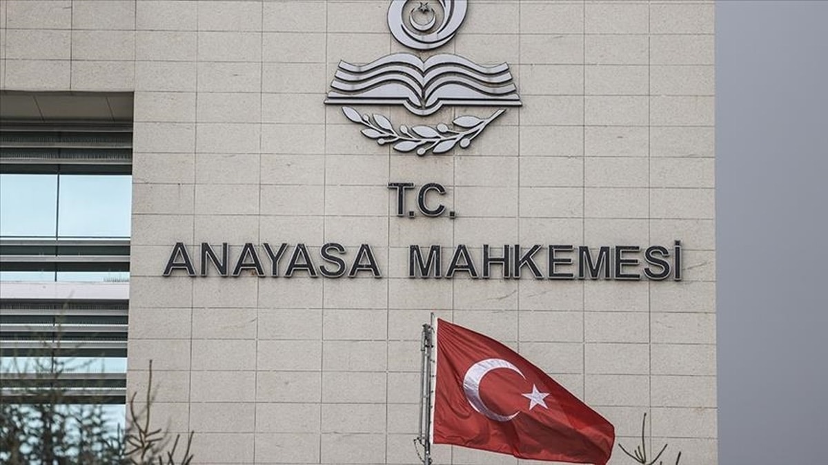 AYM-yurt-disi-yasaginin-kaldirilmayan-eski-bakana-tazminat-odenmesine-karar.jpg