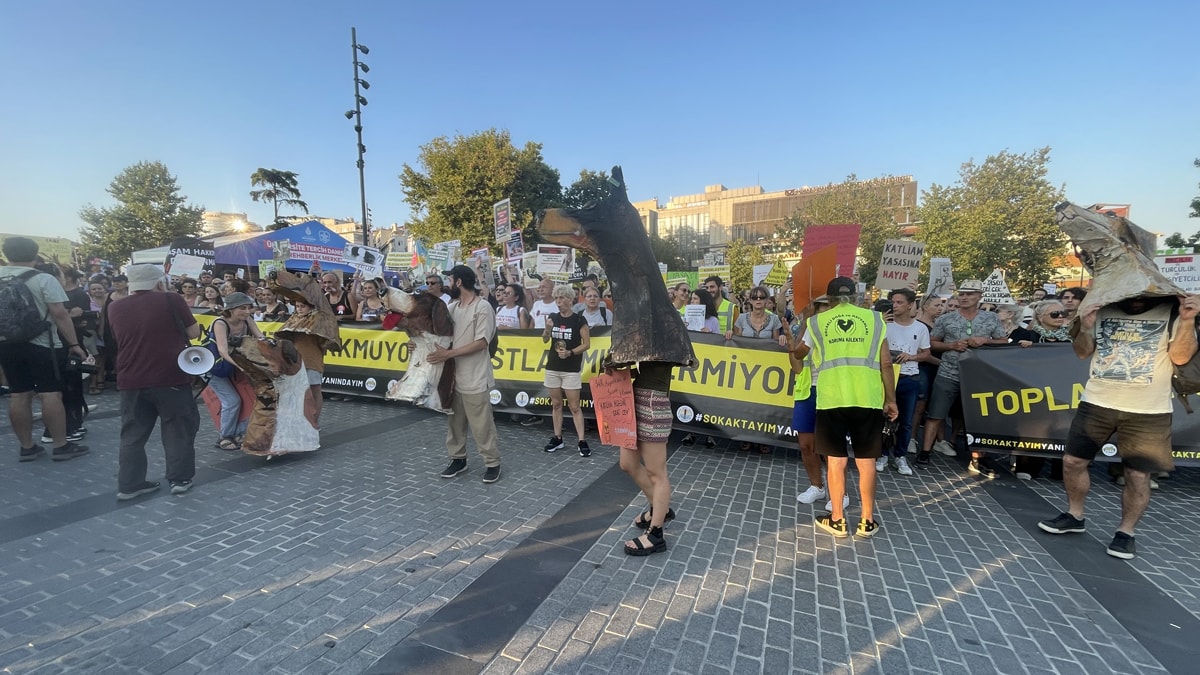 Otanazi-Yasasini-kopek-maskeleriyle-protesto-ettiler.jpg